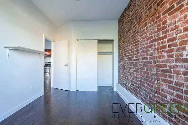 Rented by Evergreen Apartments BK | media 9