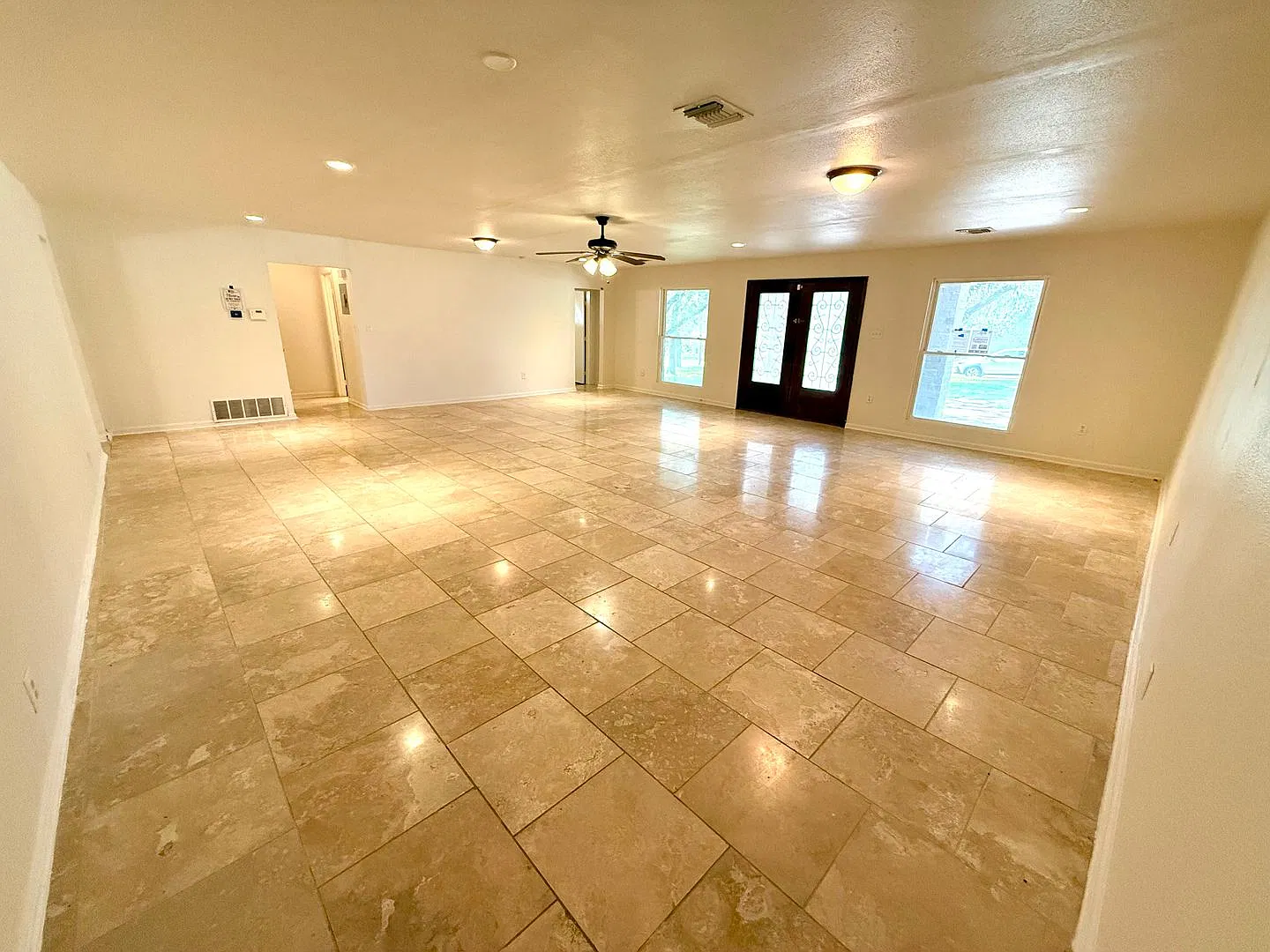 *Move In Special* 4 Beds + 4.5 Baths | Hollywood Park | Outdoor Kitchen + 2-Car Garage! — Photo 3