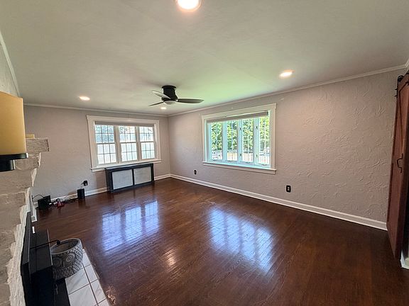 5th image of 860 Pleasant St