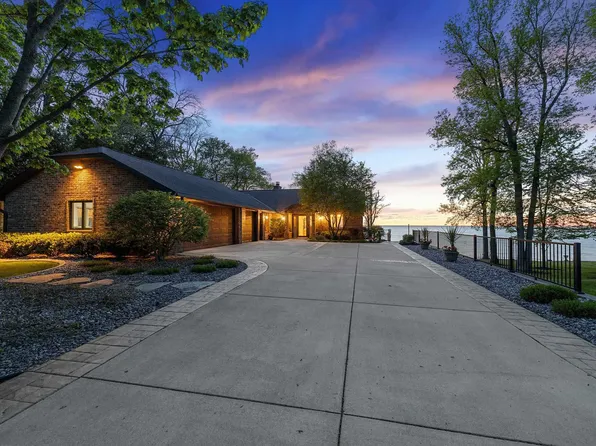 5035 Edgewater Beach Rd, Green Bay, WI 54311