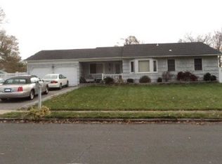 4 Dix Cir, Dix Hills, NY 11746