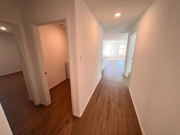 4th image of 1405 Twilight Green Dr