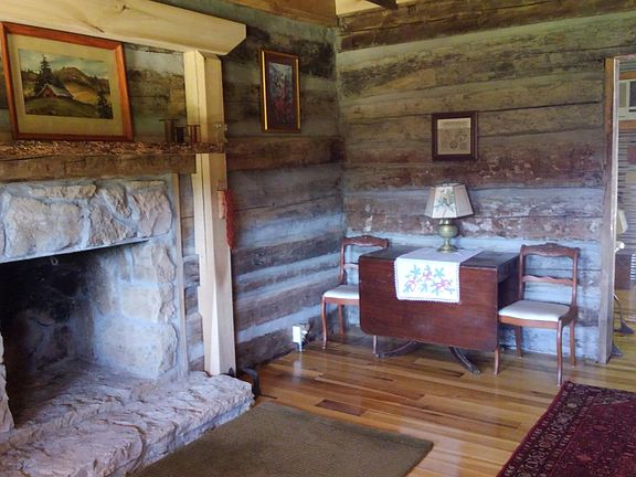 Living Room/Fireplace