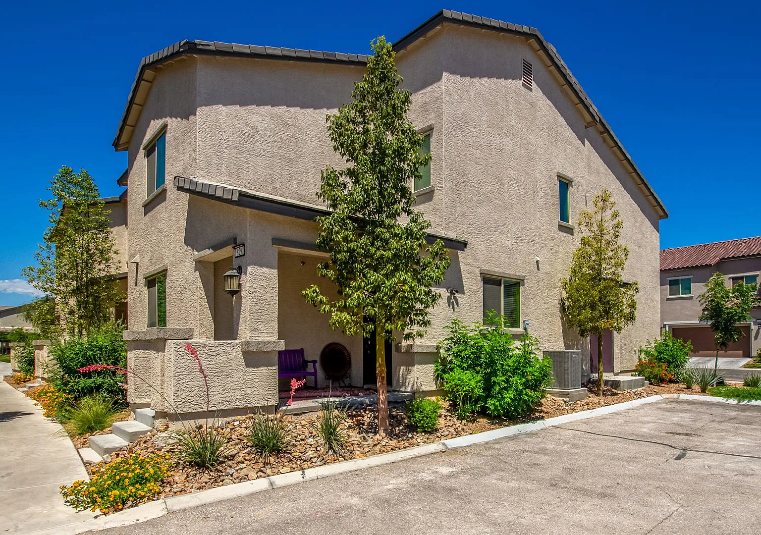 Beautiful corner lot townhome with custom paint, plentiful community green spaces. — Photo 1