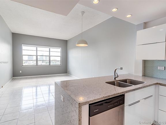5th image of 1020 Meridian Ave APT 902