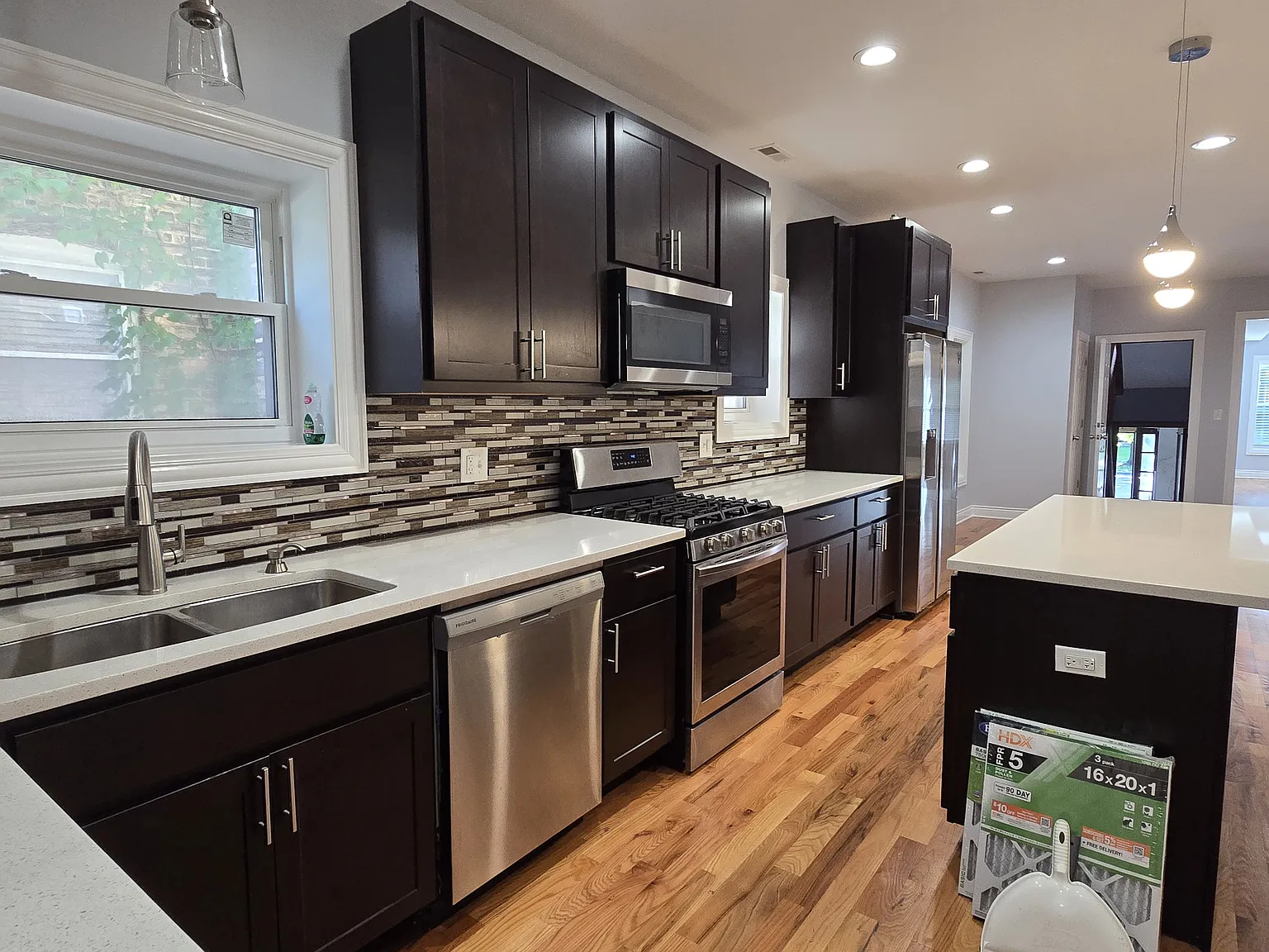 3 bed, 1.5 bath, 1250 sqft, $2,600 — Photo 3