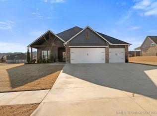 18960 Orchard Cir, Catoosa, OK 74015