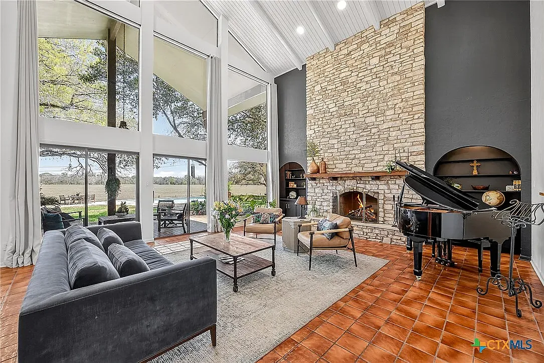 5 bed, 4.5 bath, 4591 sqft, $4,200 — Photo 1