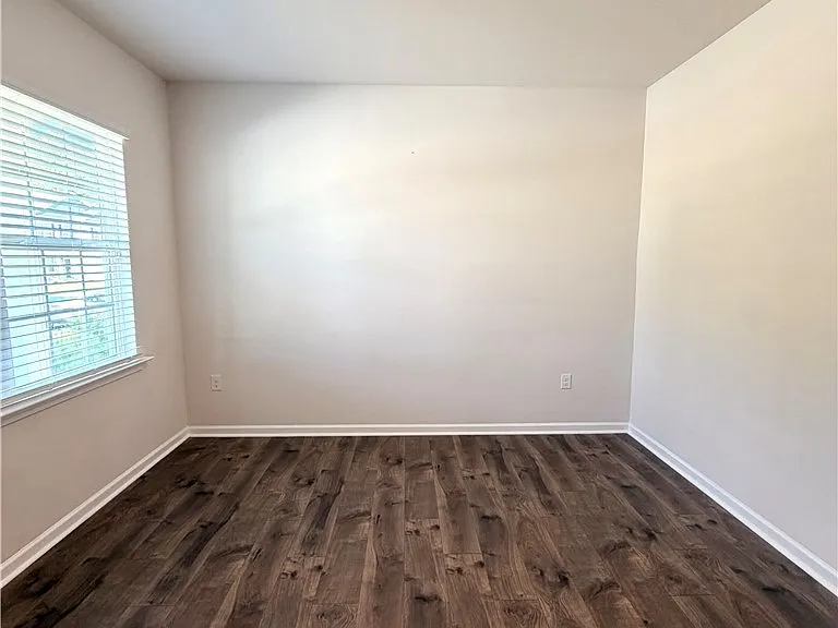 305 Robert Pl — Photo 6