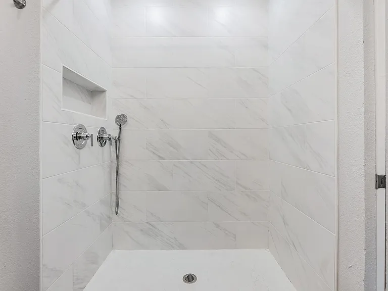 2321 W Green St — Photo 20