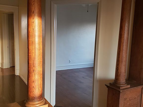 Close-up of the hallway, off to the right you enter into 1st bedroom