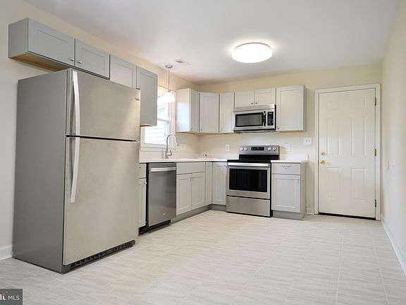 5th image of 709 Bourne St