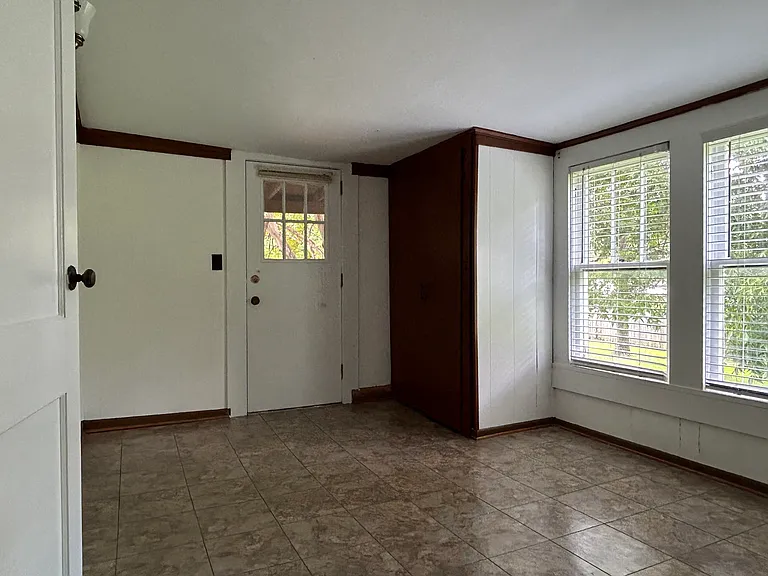 203 1/2 E Gillespie St — Photo 11