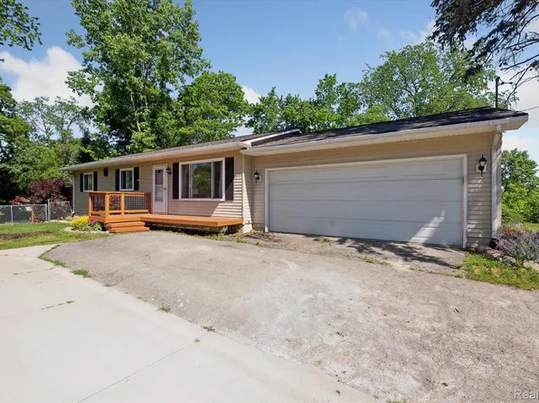 773 Elkinford Dr, White Lake, MI 48383