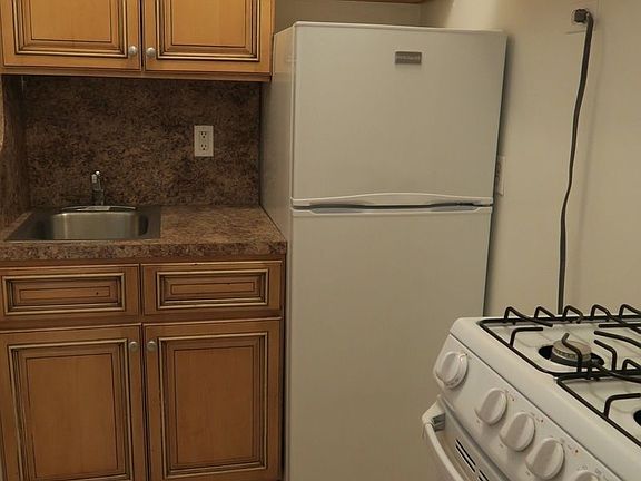 3rd image of 201 W 54th St APT 4B