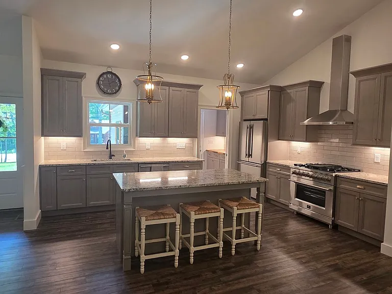 701 Westchester Dr — Photo 6