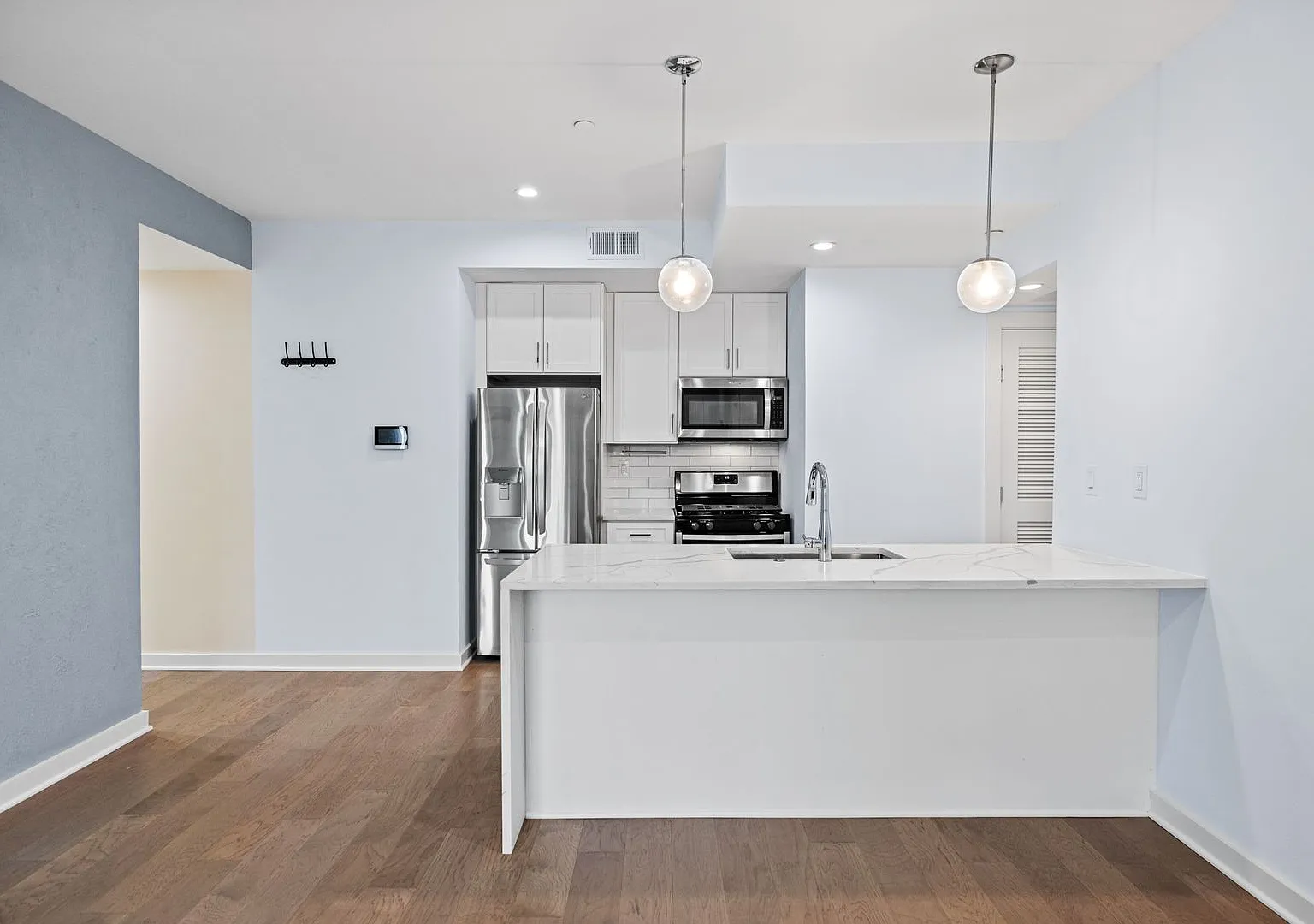 Modern Condo Near H St | 2 Bed | 2 Bath | 975 Sf | 1 Parking Space — Photo 2