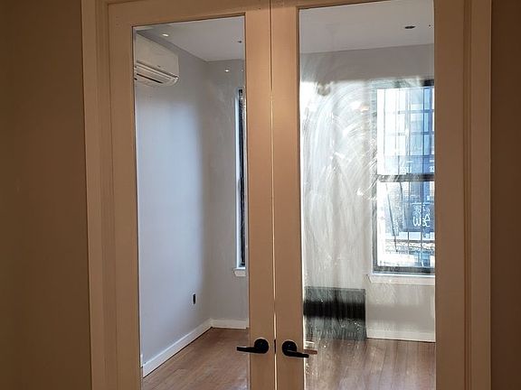 3rd image of 1516 Gates Ave APT 1R