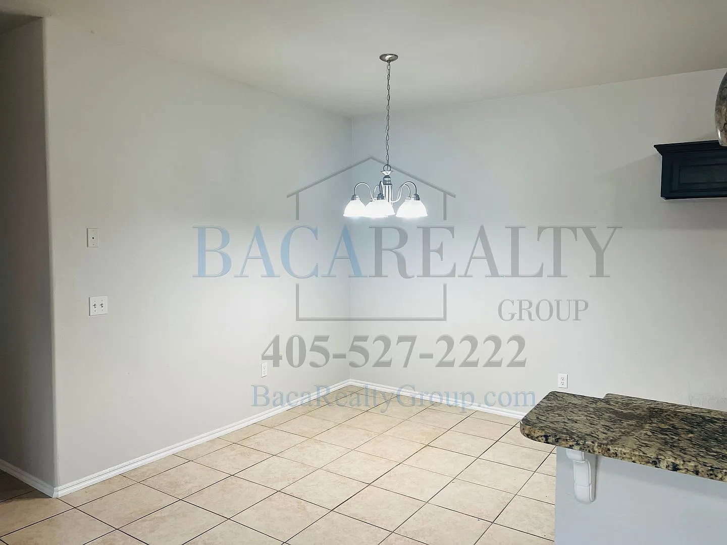 3BR 2BA Duplex with 2 Car garage — Photo 4