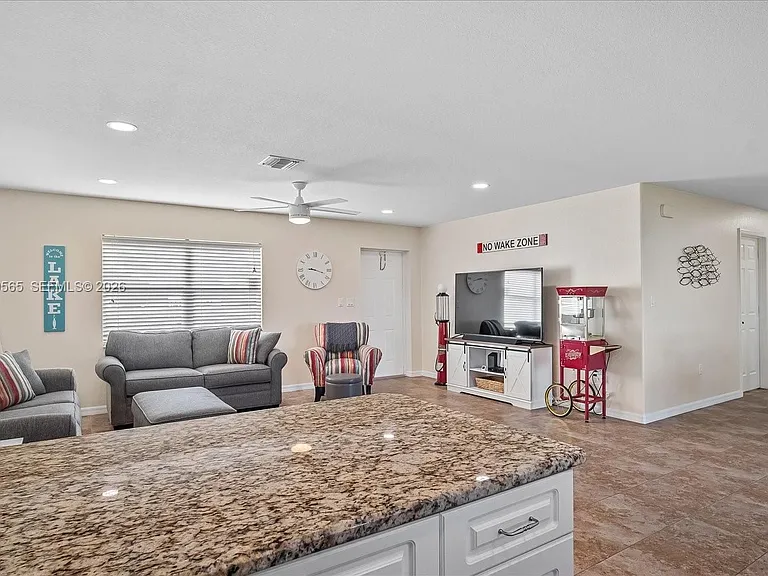 924 Lake Dr E — Photo 17