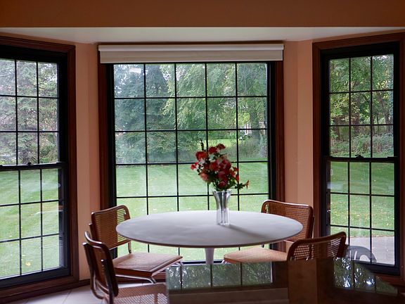 Bay window breakfast nook 