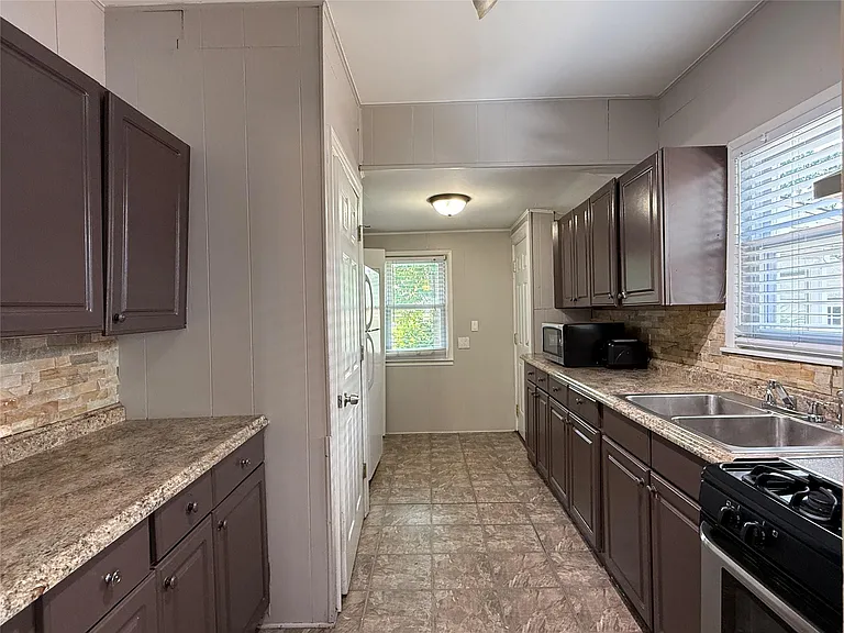 264 E Woodland St — Photo 8