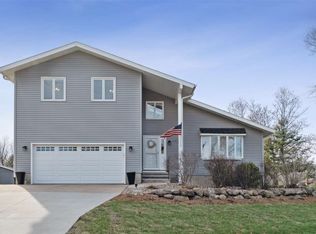 4111 Woodridge Dr, Cedar Rapids, IA 52411