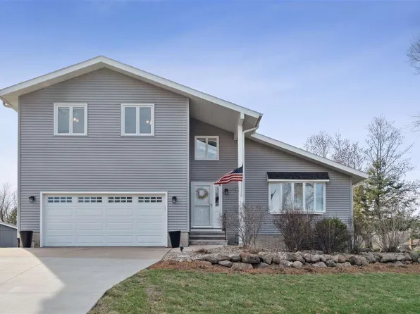 4111 Woodridge Dr, Cedar Rapids, IA 52411
