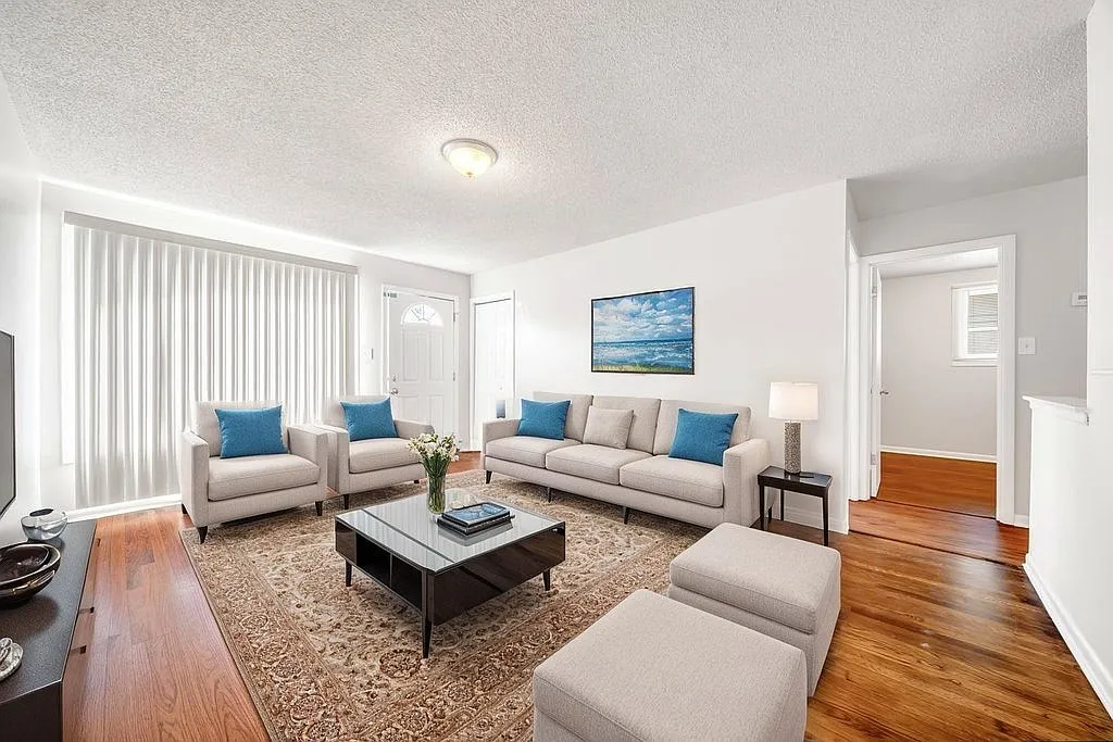 3 bed, 1100 sqft, $1,900 — Photo 2