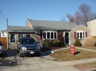 120 W Santa Barbara Rd, Lindenhurst, NY 11757