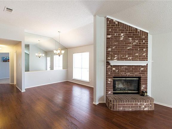3rd image of 1011 Glencrest Dr