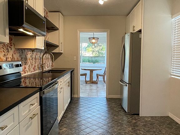 4th image of 517 NW 28th Ave