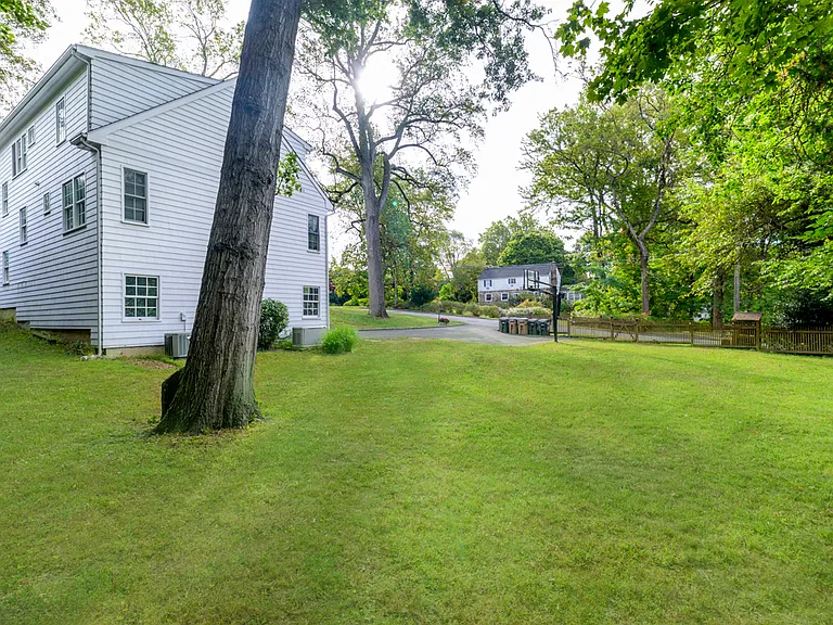 64 Sanford Ln — Photo 37