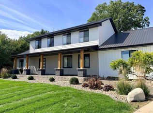 910 Lakeshore Dr, Storm Lake, IA 50588