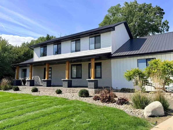 910 Lakeshore Dr, Storm Lake, IA 50588
