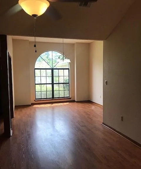 1604 Campbell Dr W — Photo 2