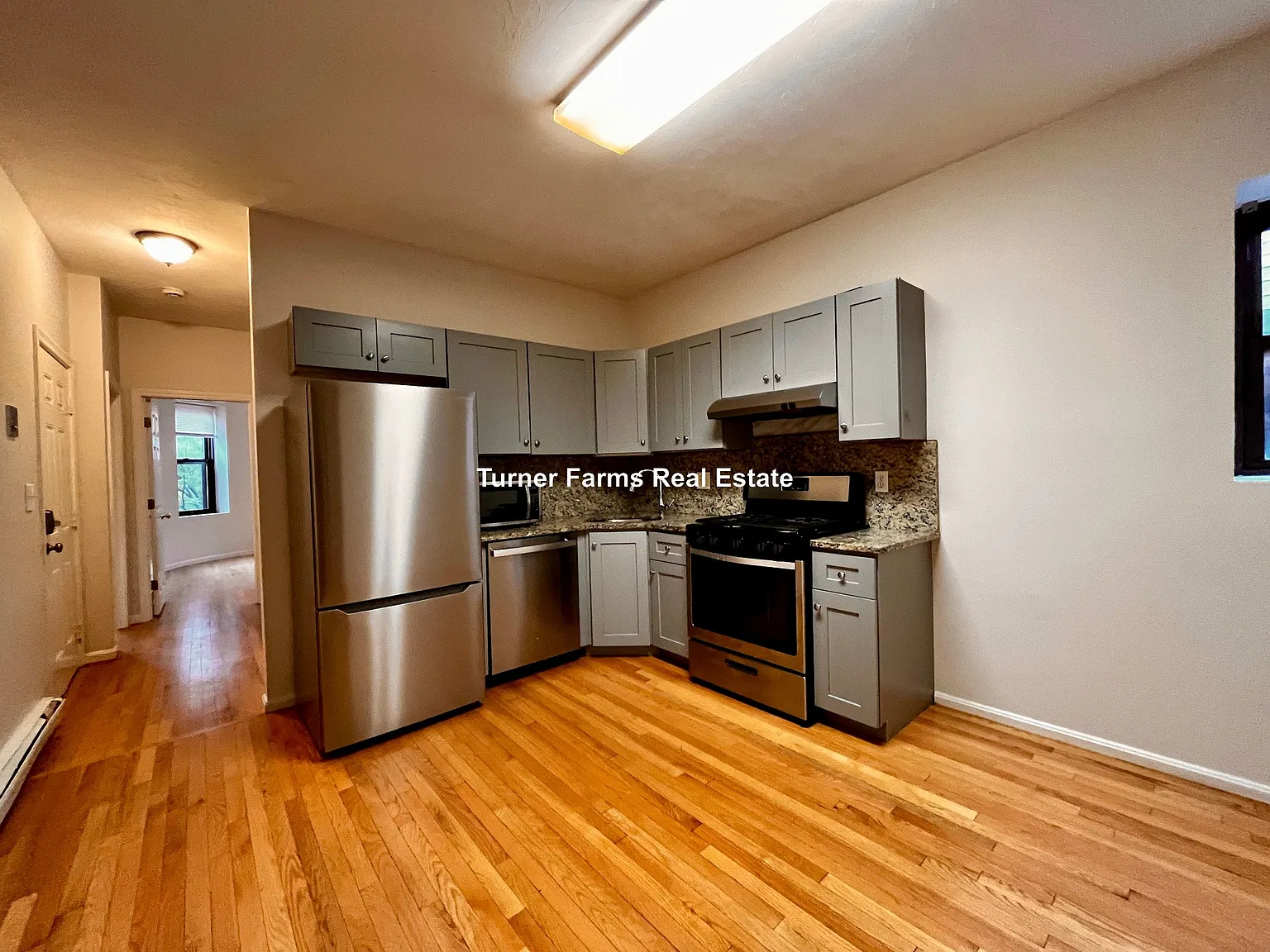 3 bed, 1.5 bath, 9999 sqft, $3,300 — Photo 2