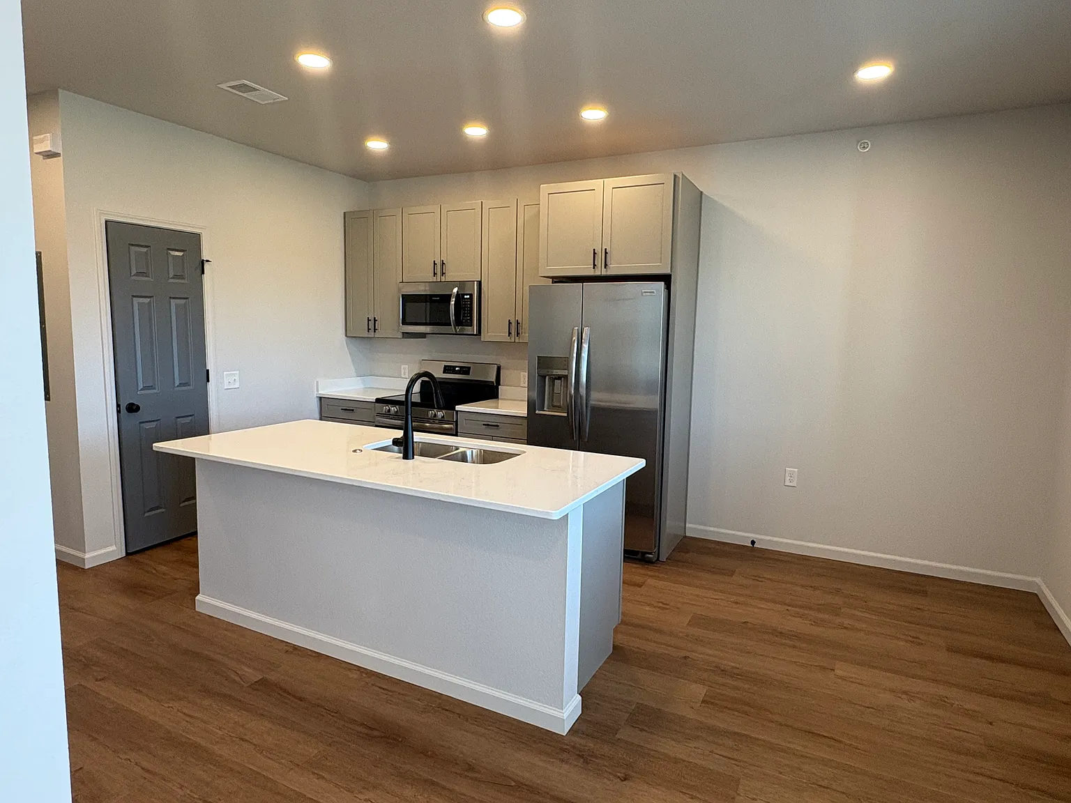 2 bed, 890 sqft, $1,675 — Photo 2