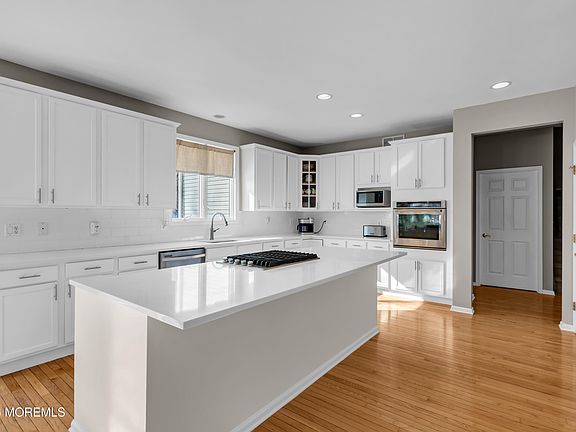 5th image of 102 Blue Jay Court