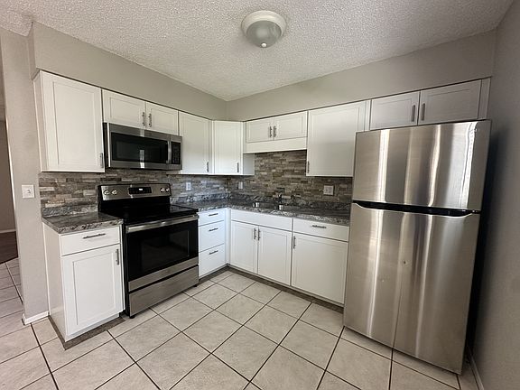 5th image of 425 Fern Ave