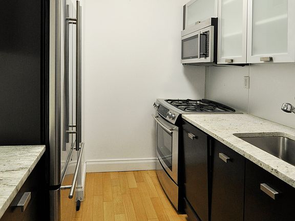 5th image of 212 E 47th St APT 25D