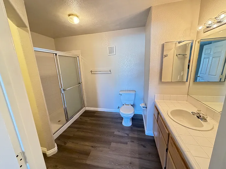 960 N Sloan Ln #104 — Photo 27