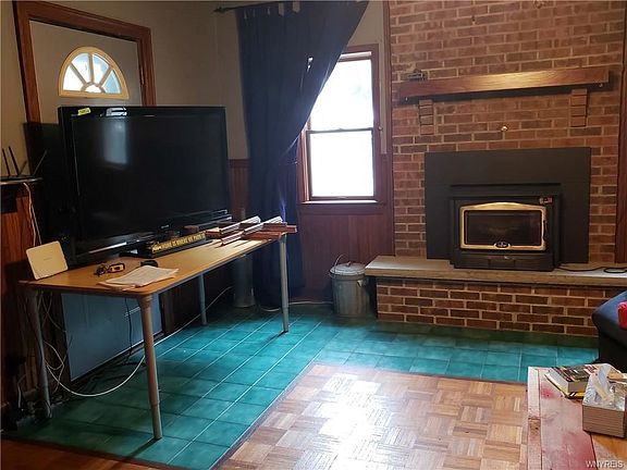 4th image of 394 Niagara St