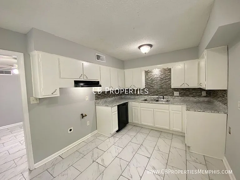8282 Fayette Cv — Photo 2