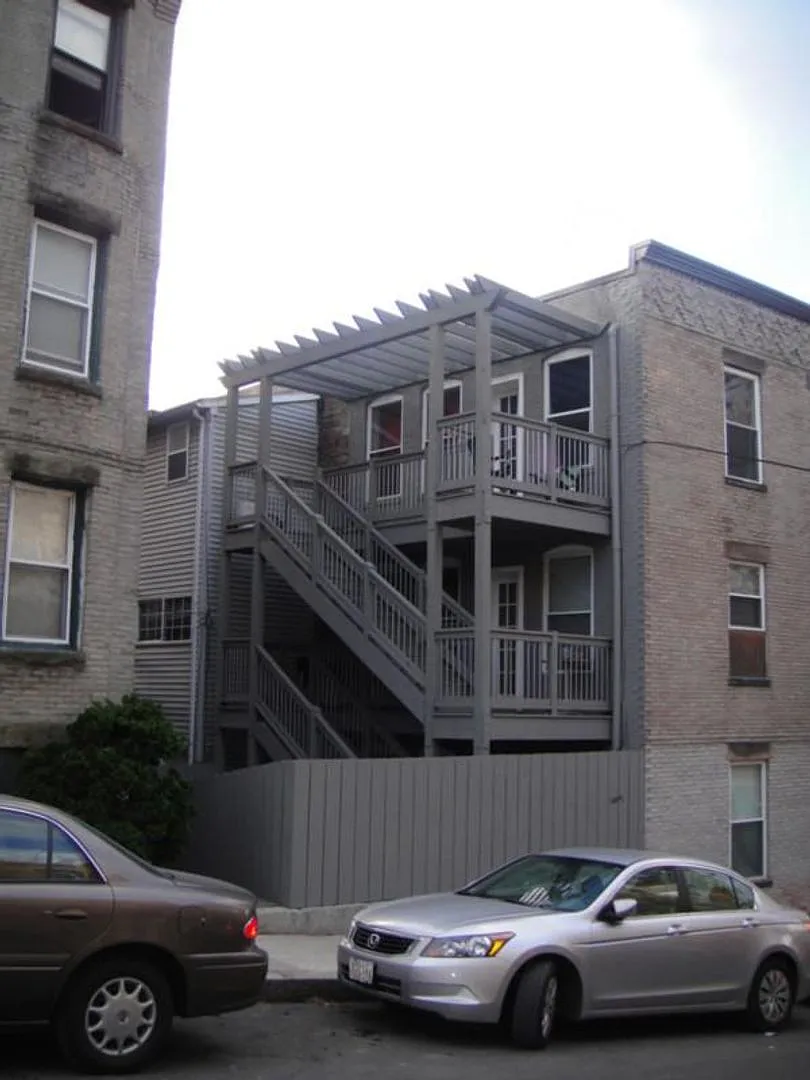 NIce 4 bed in Mission Hill — Photo 4