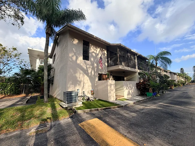 740 SE 1st Way #101 — Photo 38