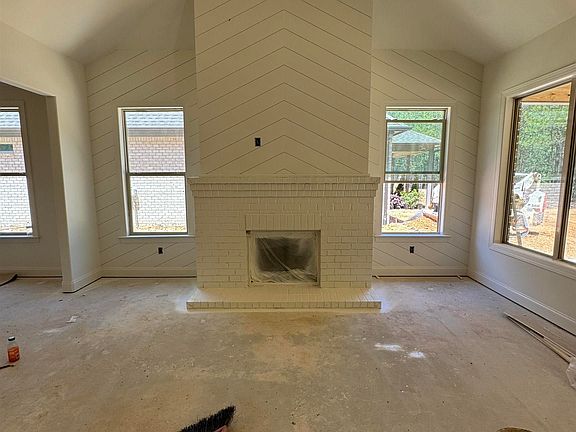 5th image of 141 Glengerry Dr