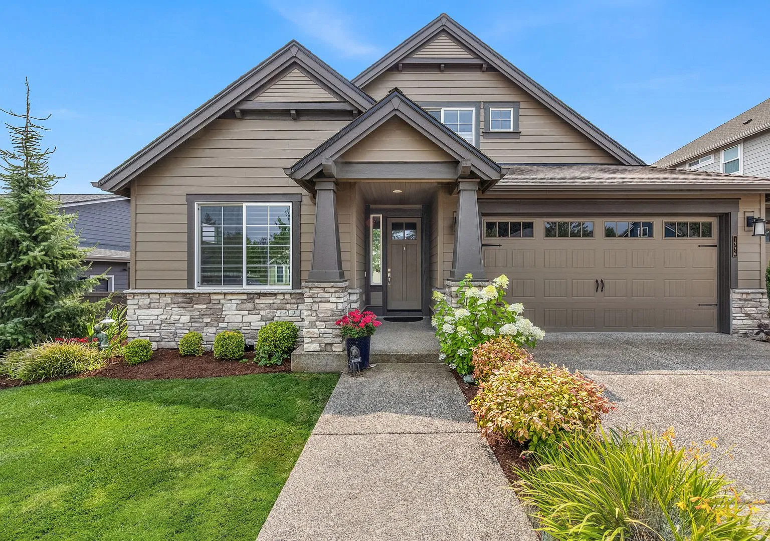 Gorgeous 4 Bedroom Camas Home With Generous Amenities! — Photo 2