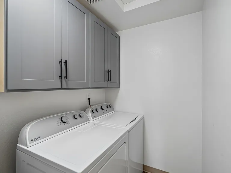 Sunset Highlands Apartments — Photo 26