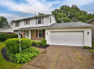 59 Briarhurst Rd, Williamsville, NY 14221